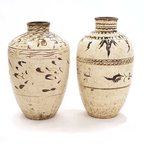 Et par store Citzhou glaserede keramik krukker. Kina ca. år 1700-1750. H: 68 & 73cm