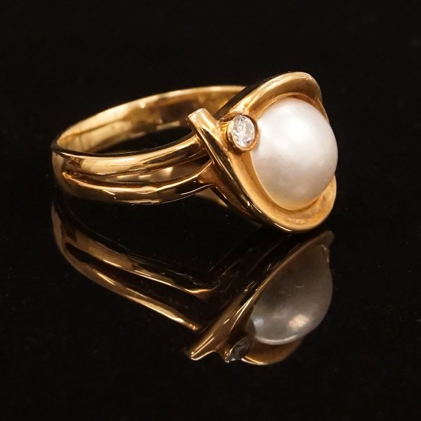 Per Borup ring. Per Borup: Ring i 14kt guld med perle og diamant. Ringstr. 63