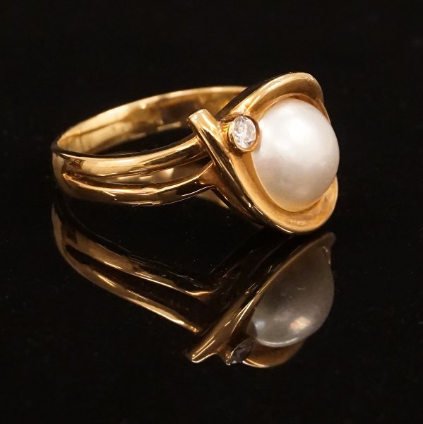 Per Borup, Denmark, 14kt gold ring with a pearl and diamond. Ringsize: 63