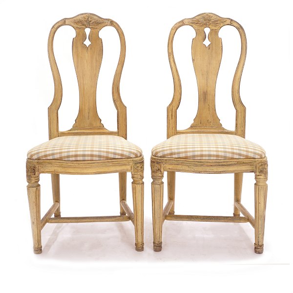 Et par gustavianske stole. Sverige ca. år 1780-1800. H: 99cm. H sæde: 44cm. B: 46cm. D: 43cm