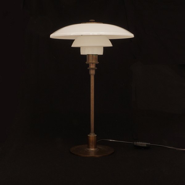 Poul Henningsen: PH 3/2-lampe med brunpatineret stel.Produceret af Louis Poulsen.H: 45cm