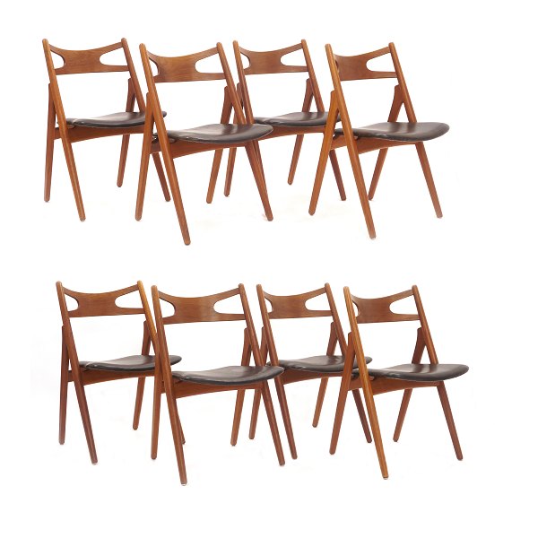 Hans J. Wegner: Satz von acht "Sawbuck"-Stühlen aus Teak mit originalem 
Lederbezug. Gestempelt Hans J. Wegner & Carl Hansen & Søn. Schöner Zustand mit 
kleineren Gebrauchsspuren. H Rücken: 75cm. H Sitz: 44,5cm