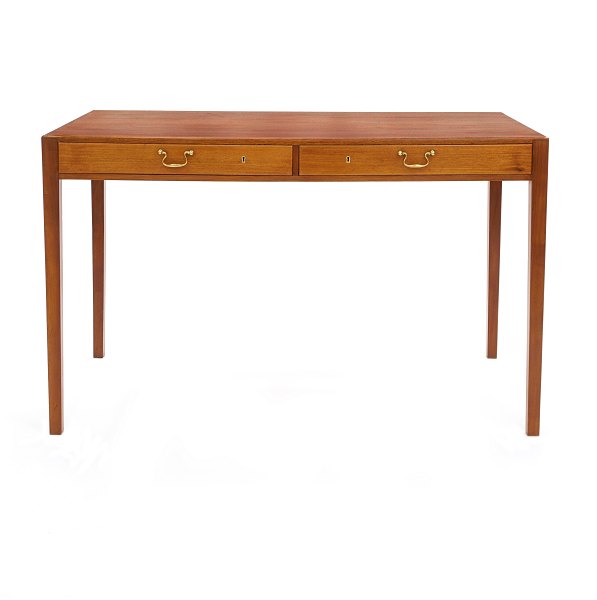 Ole Wanscher, 1903-85: Skrivebord i mahogni med to skuffer. Sandsynligvis fremstillet hos A. J Iversen i slutningen af 1950erne. H: 75cm. Plade: 68x120cm