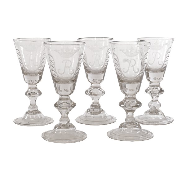 Set of five glasses with the crowned monogram "R". Circa 1750. H: 15,5cm