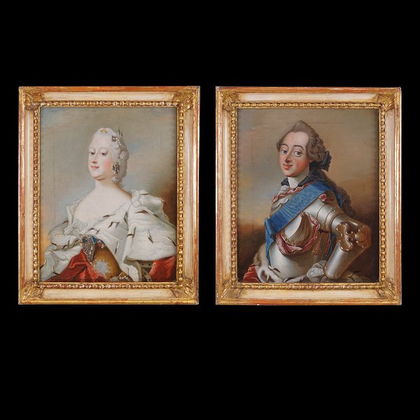 Et par adelsportrætter forestillende Frederik V og Dronning Louise. Udført i Pilos stil. Olie på lærred. Lysmål: 36x29cm. Med ramme: 45x38cm