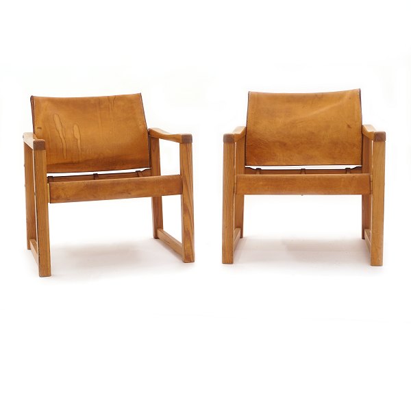 Et par "DIANA" lounge stole i fyrretræ med patineret cognacfarvet læder sæde og ryg. Designet af Karin Möbring for IKEA 1977. H: 70cm. B: 63cm. D: 63cm