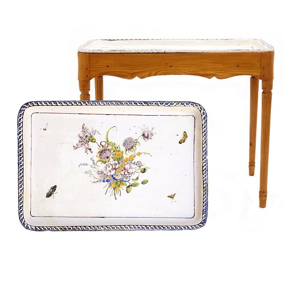Marieberg fajancebord. Polykromdekoreret fajanceplade med motiv i form af blomsterbuket omgivet af sommerfugle. Louis XVI-understel. Marieberg ca. år 1770. H: 74cm. Plade: 61x88cm