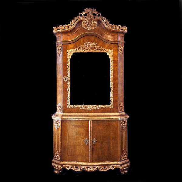 Walnut veneered and gilt mirror cabinet. Manufactured by Köster, Altona, circa 
1760. H: 250cm. W: 120cm. D: 55cm