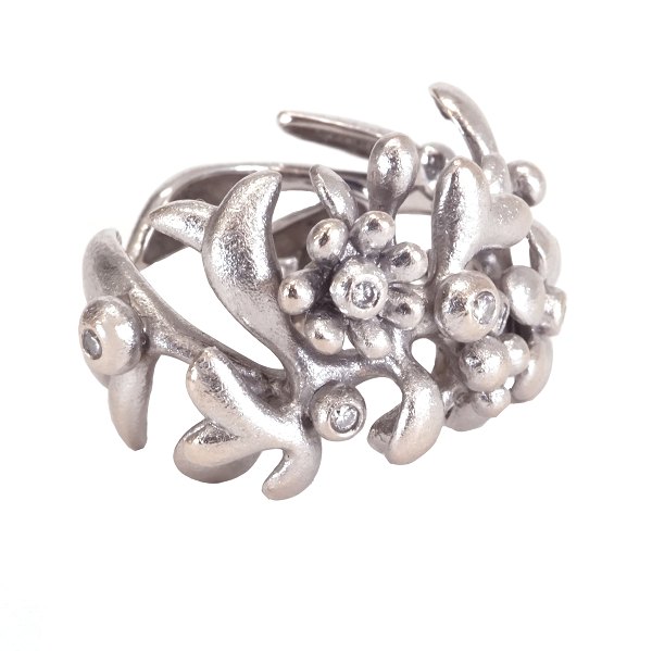 Lynggaard Copenhagen 18 white gold Flowers ring with 6 diamonds. Ringsize: 53