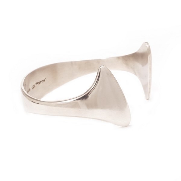 Hans Hansen sterlingsilver bangle. Marked Hans Hansen Denmark. Size inside: 
6,1x5,5cm