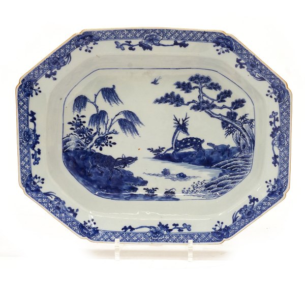 Deep blue decorated Chinese porcelain plate. Qing Dynasty 18th. century. Size: 
30x37cm