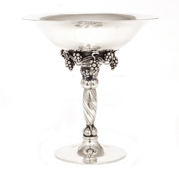 Georg Jensen Grape tazza, sterlingsilver. Designed by Georg Jensen 1918. Made 
after 1945. #263B. H: 19,1cm. V: 610gr