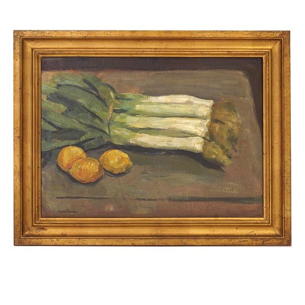 Carl Fischer, 1887-1962, olie på lærred. Motiv i form af stilleben med porrer og 
citroner. Signeret.
Lysmål: 43x59cm. Med ramme: 57x73cm