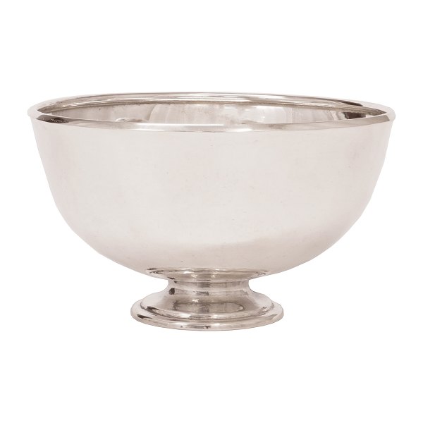 Stor Hans Hansen sølvskål signeret Hans Hansen dateret 1946. H: 11cm. D: 20cm. 
V: 730gr