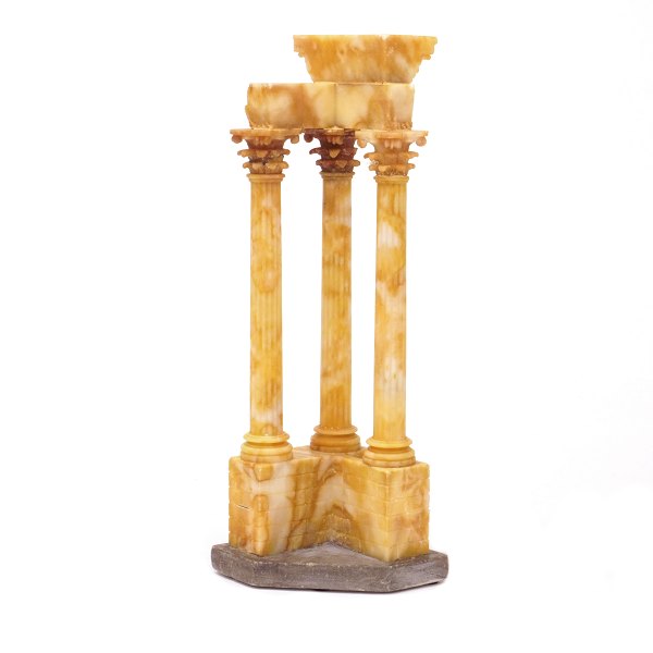 Grand Tour souvenir i form af Vespians tempel, Rom, udført i alabast eller 
marmor. H: 32cm