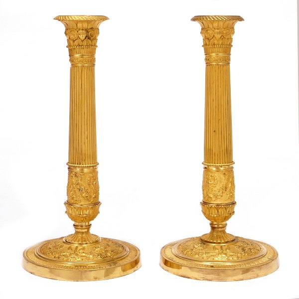 Et par lueforgyldte Empire bronze stager. Frankrig ca. år 1810. H: 28cm