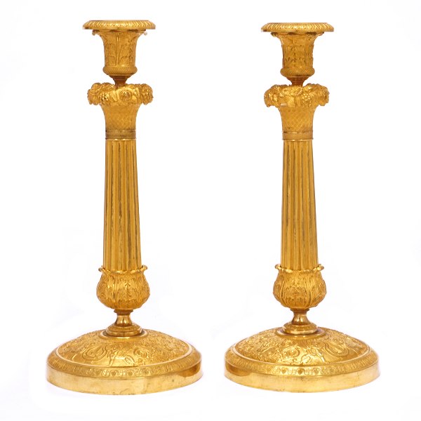Et par lueforgyldte Empire bronze stager. Frankrig ca. år 1810. H: 30,5cm