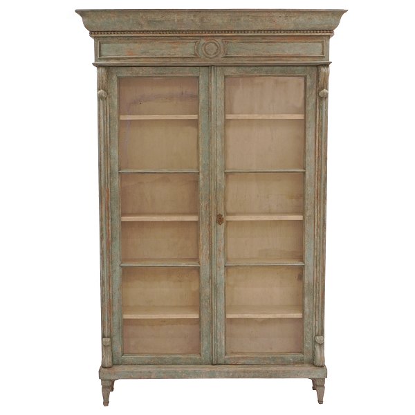 Lys grågrøn vitrine med to døre og fem hylder. Ca. år 1850. H: 213cm. B: 139cm. 
D: 36cm (top) / 25cm (midt)