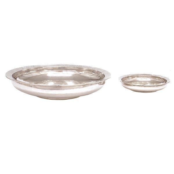 Sæt på to Hans Hansen sterlingsølv skåle med graverede faner. Stemplet Hans 
Hansen og dateret 1948. H hhv: 2,5 & 5cm. D hhv: 13 & 24cm. V: 872gr