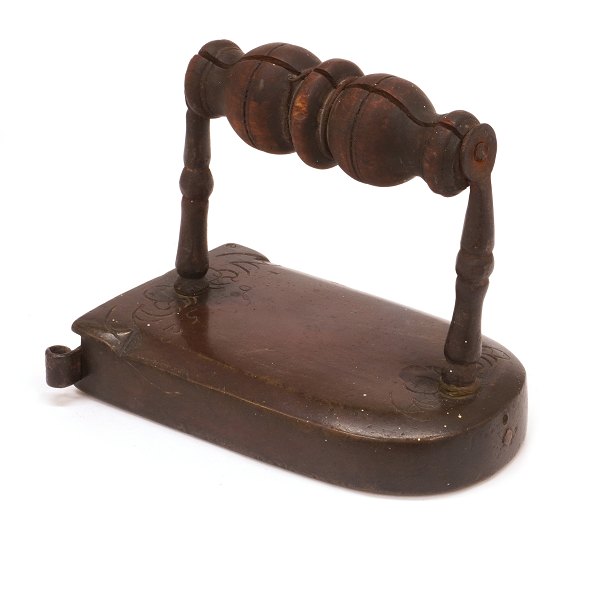 Early Baroque brass iron dated 1652. H: 12cm. L: 13cm
