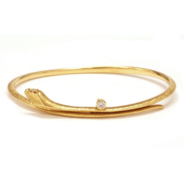 Ole Lynggaard Snakes armring. Oplukkelig oval armring i 18kt guld prydet med i 
alt 5 brillanter på i alt ca. 0,06ct. Stemplet Ole Lynggaard. Indvendige mål: 
5,9x4,8cm