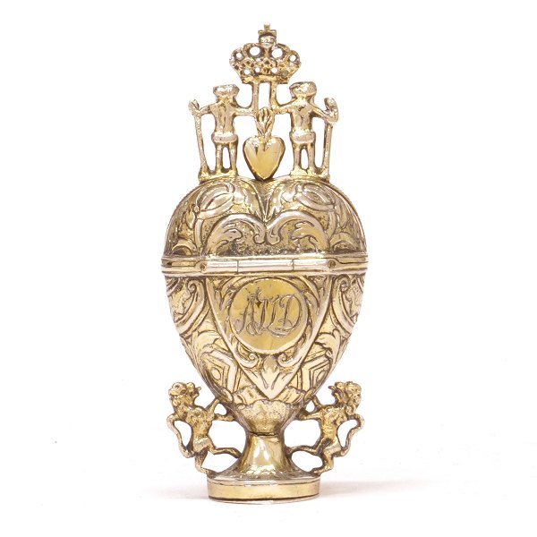 Forgyldt Amageræg med krone, vildmænd og løver. Mester Martin Westrup, 
København, 1788-1838. Dateret 1805. H: 10,1cm