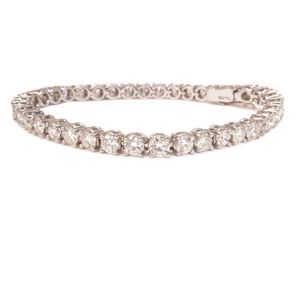 Tennisarmbånd i 18kt hvidguld prydet med 38 brillantslebne diamanter på hver ca. 
0,25ct i alt ca. 9,5ct. L: 18,5cm