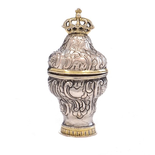 Hovedvandsæg i delvist forgyldt sølv af C. C. Holm, Nykøbing Falster, 1815-53. 
H: 7,9cm