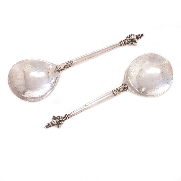 Pair of 17th century silver spoons. L: 16cm