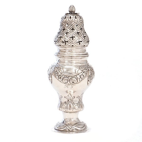 Streubüchse aus Silber von Christian Hosøe, Kopenhagen, datiert 1778. H: 18,5cm