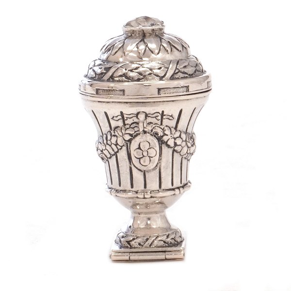 Riechdose aus Silber von A. Jørgensen, Kopenhagen, datiert 1784. H: 6,5cm