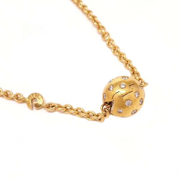 Ole Lynggaard Copenhagen Kugelschliese aus 18kt Gold mit 28 Diamanten und Ole Lynggaard Halskette aus 14kt Gold. Schliesse D: 10mm. Halskette L. 81cm