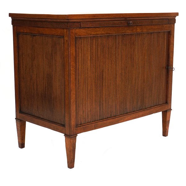 Schwedischer Mahagoni jalousieschrank mit Schreibplatte um 1800-20. H: 83cm. Top: 52x93cm