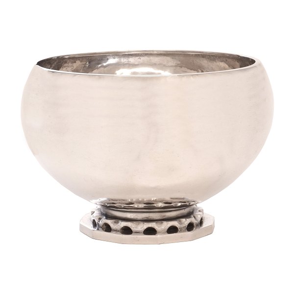 Grosse runde Hans Hansen Sterlingsilber Schale. Gestempelt Hans Hansen und datiert 1936. H: 12,5cm. D: 19cm. G: 744gr