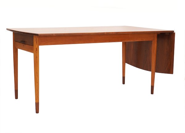 Schreibtisch von Bent Moudt, ausgeführt vom Tischlermeister Arne Poulsen aus Kiefer und Palisander im Jahr 1954 präenstiert unter der Bezeichnung „Sammler-Tisch“. Höhe: 73 cm. Tischplatte: 160x84cm + 47cm