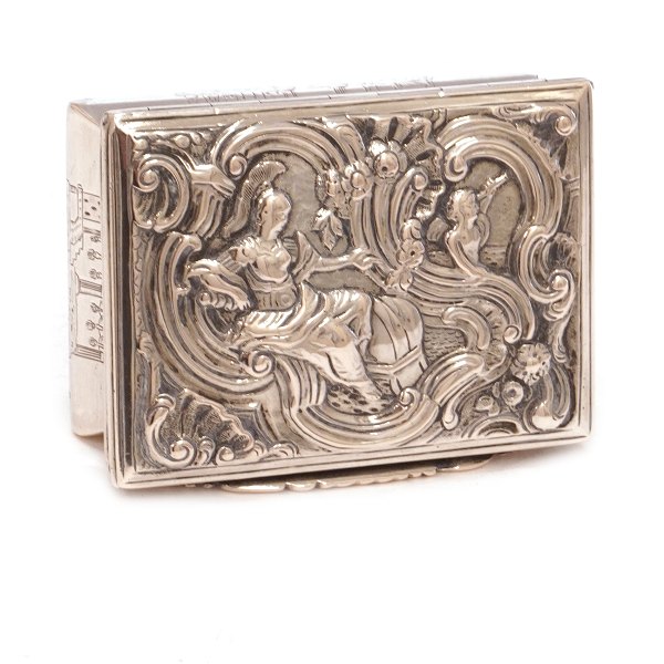 Schnupfttabakdose aus Silber von Jørgen Nielsen Brosbøll, Vejle, 1761. Innen vergoldet. H: 2,6cm. Masse: 4,5x6,2cm