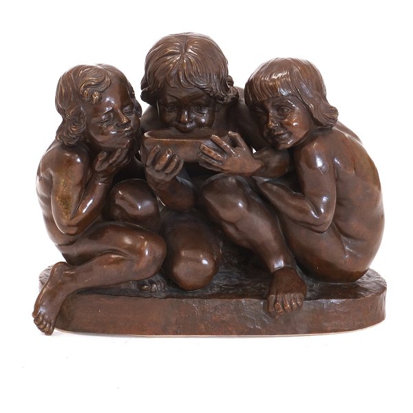 Rudolph Tegner, 1873-1950, Bronzeskulptur "Die durstigen Kinder" ausgeführt im Jahre 1916. Signiert "R Tegner". H: 25cm. L: 32cm. T: 17cm. G: 15kg