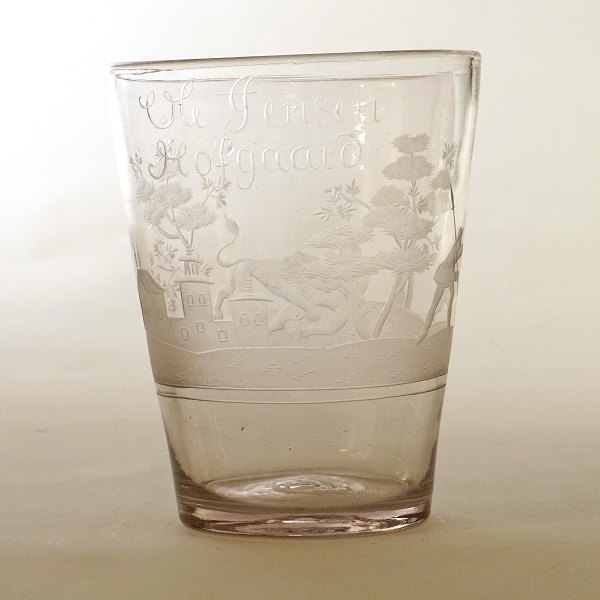 Öllampe Glas reich dekoriert mit dem Landscahften mit Löwenjagd und dem norwegischen Namen "Ole Jensen Hofgaard". H: 12,2cm
