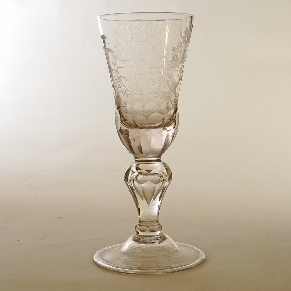Grosser Glaspokal mit den Wappen der Familien Holck & von Winterfeldt. H: 23cm