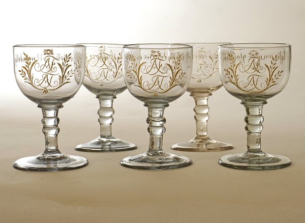 Satz von fünf Kochzeitsgläsern mit vergoldeten Monogrammen und Trinksprüchen. Gjøvig Glaswerk um 1810-20. H: 10,5cm