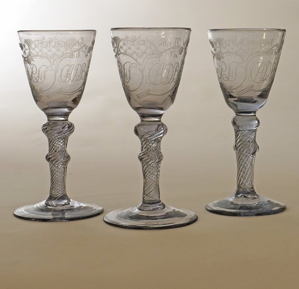 Satz von drei Nøstetangen Chrystal Desert Gläser um 1750. H: 15cm