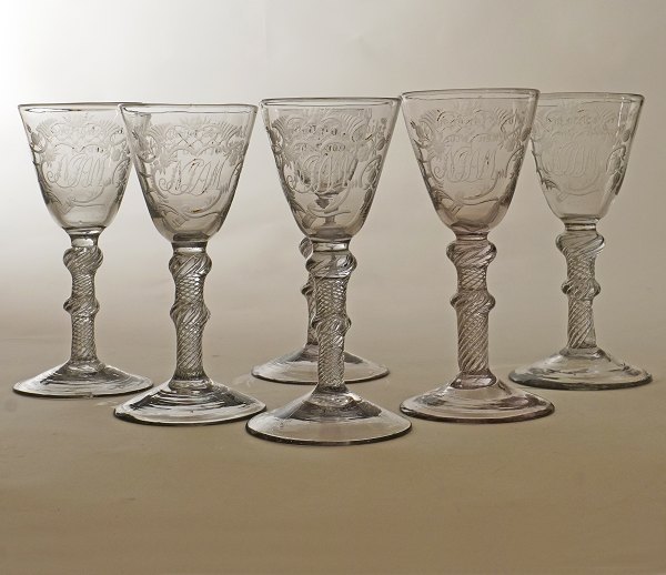 Satz von sechs Nøstetangen Chrystal Desert Gläsern mit Monogramm "NJAM" Trinksprüche. Um 1760. H: 16cm