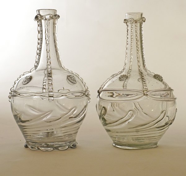 Ein Paar norwegische Ziratflaschen. Gjøvig um 1810. H: 19,8cm
