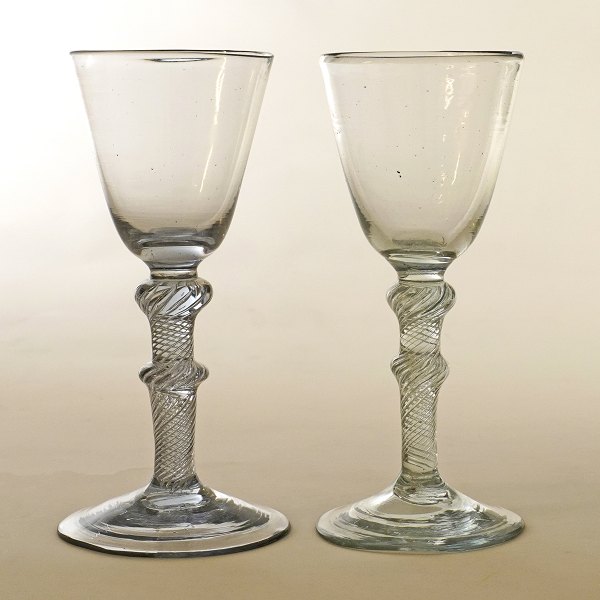 Ein paar Desert Chrystal vom Glaswerk Nøstetangen um 1760. H: 16,2cm