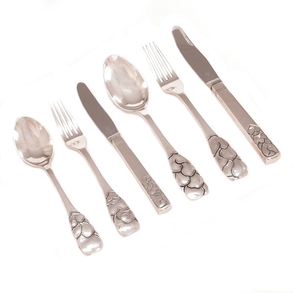 Thorvald Bindesbøll für Holger Kyster: Silberbesteck von insgesamt 32 Teilen:5 Mittagsgabel6 Mittagsmesser4 Mittagslöffel5 Frokostgabel5 Frokost messer6 Desserlöffel