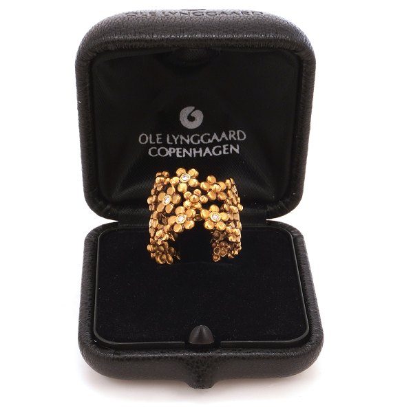 Ole Lynggaard Copenhagen 14kt gold ring with 12 diamonds. Ringsize: 57