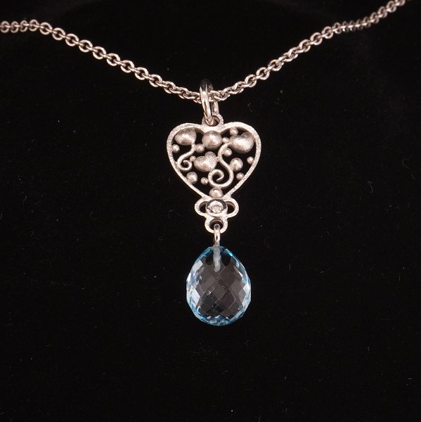 Ole Lynggaard Copenhagen 14kt whitegold Necklace and pendant with a diamond. Size pendant: 35x15mm. Necklace L: 44cm
