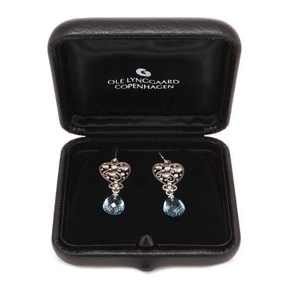 Ole Lynggaard Copenhagen 18kt whitegold earrings with each one diamond. Size: 18x32mm