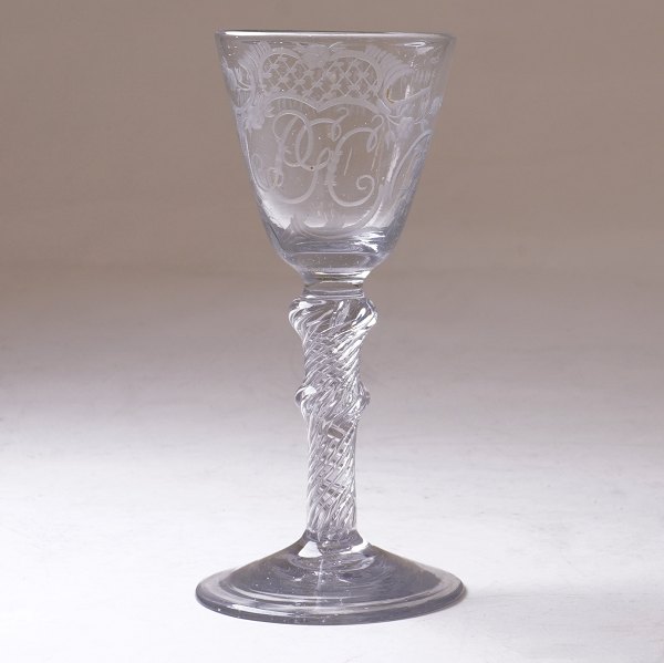 Nøstetangen Chrystal Desert glas prydet med kartouche med monogram "PGC" og drikkevers. Nøstetangen ca. år  1760. H: 14cm